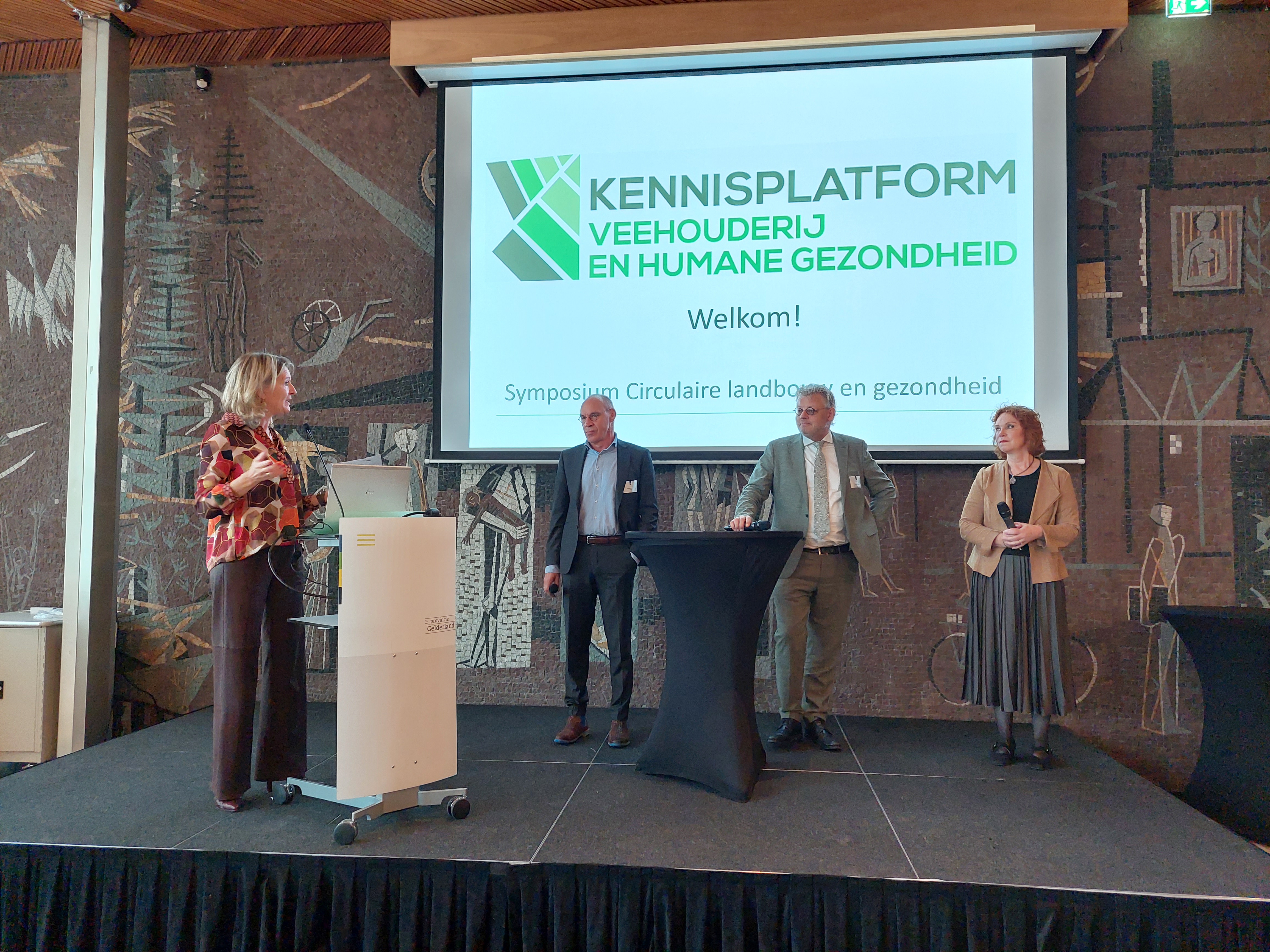 Dagvoorzitter Simone van Trier met Annemarie Moons (voorzitter Kennisplatform), Peter Drenth (provincie Gelderland) en Bastiaan Pellikaan (AERES) in gesprek